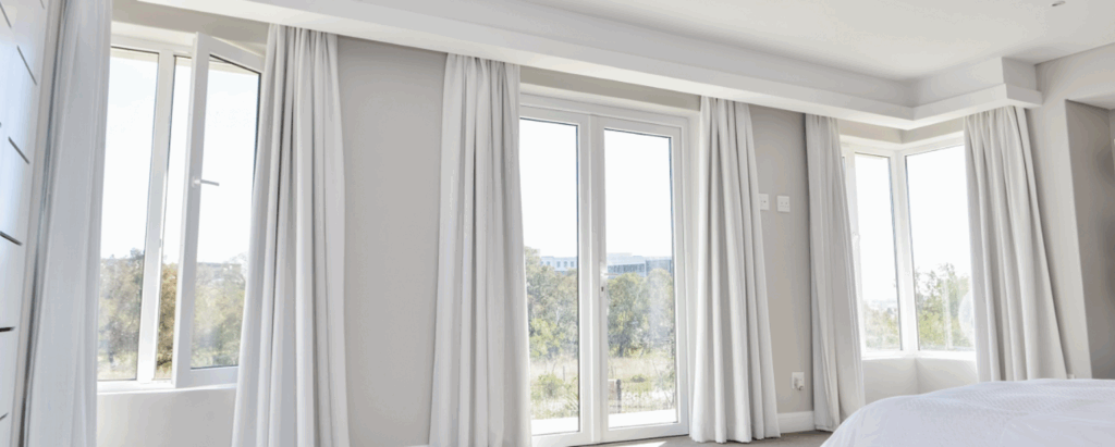 Habitación de estar con ventanas que ilumina toda la habitación