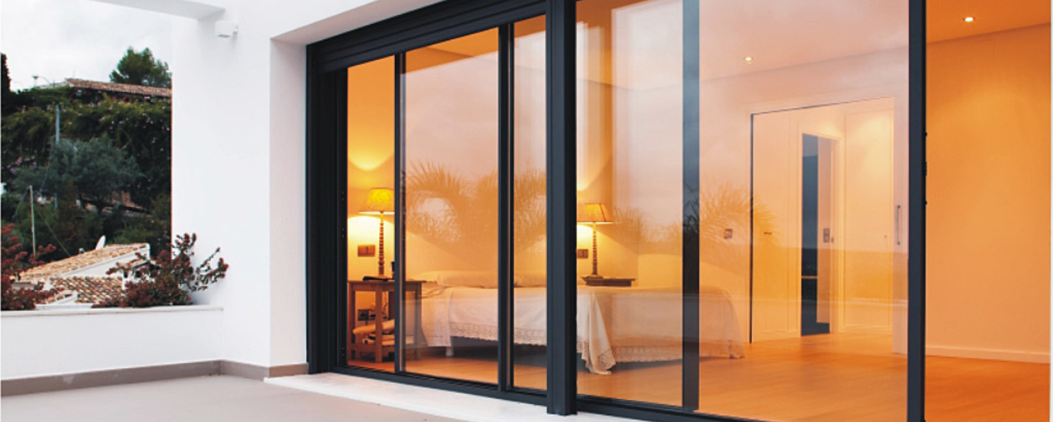 Ventana corredera en casa con acceso a balcón