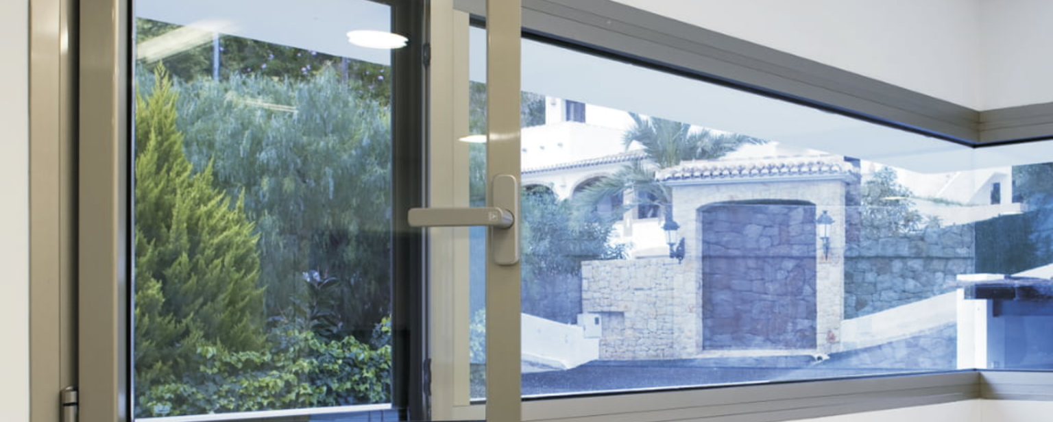 Vista del perfil de una ventana oscilobatiente con doble acristalamiento