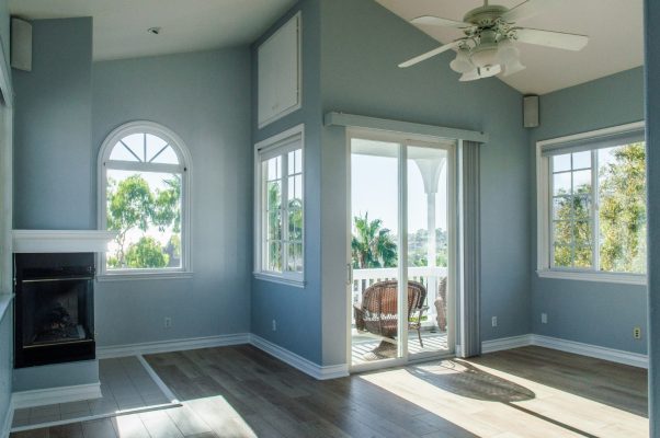 interior-moderno-moda-sala-estar-paredes-azules-ventanas-blancas